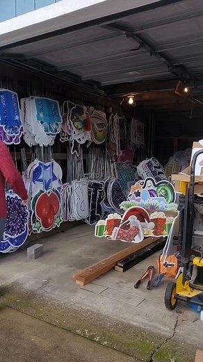 Me on Christmas morning, before our guests arrived, quietly getting a birthday sign ready for today. 🤍 Being a small business owner means there aren’t many days off, but some things are simply too important to wait. December birthdays often get lost in the holiday rush, and every person deserves to feel seen and celebrated. That’s why we’re here, to make sure December babies and every month babies feel just as special, loved, and celebrated! #Yardsignsbyajc #YardSigns #DecemberBirthdays | Yard 