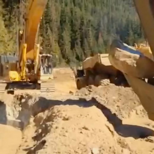 Got rocks？ #foryou #construction #equipment #constructionlife #forgen #wall #dig | Susanna Heard II | Facebook