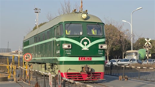【中国铁路】DF4B9531单机通过新港大道