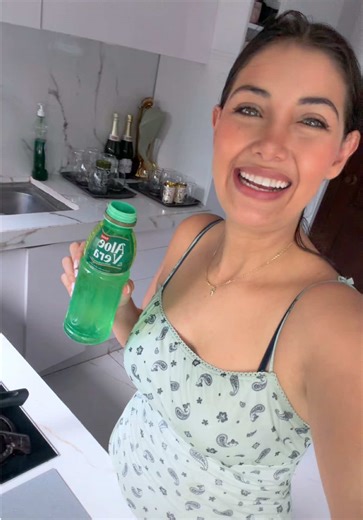 Les comparto una pequeña parte de mi vida que amo ! Cocinar algo delicioso mientras disfruto mi rico @aloeverapremium #parati #fouryou