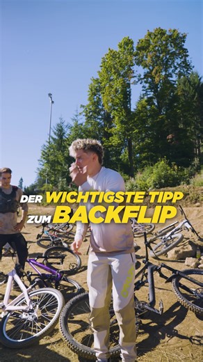 SENDERS Academy on Instagram: "Mit diesem Tipp wirst du dich den Backflip viel eher trauen!🚀 ㅤ Du musst nämlich gar keinen ganzen Backflip machen, weil Absprung und Landung ja schon Neigung haben. So musst du nur einen halben Backflip machen. Dieser Gedanke kann es für deinen Kopf viel leichter machen einen Flip zu machen.🤘🔥 ㅤ #sendersacademy #mtb #bike #mtblife #bikelife #fahrrad #fahrradtricks #freeridemtb #downhillmtb #enduromtb #tutorial #hacks #mtbhacks #howto #linechoice #mtbline #coach
