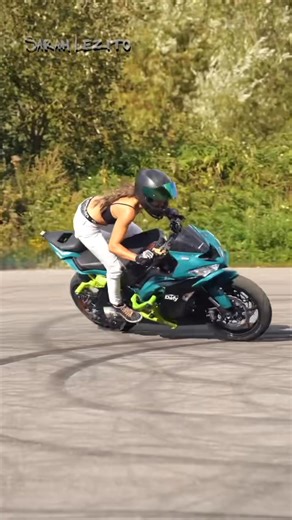 "Do you want me to heat up the tires ?" 🛞💨 | Sarah Lezito