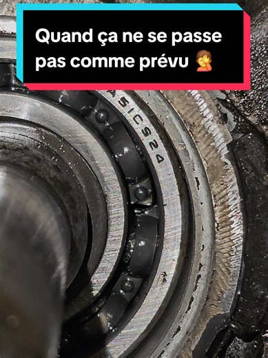 ​🛠️ Opération Embrayage : Le Drame Inattendu ! ​Salut l'équipe ! Aujourd'hui, on partait sur un petit remplacement d'embrayage classique, tranquille, la routine quoi... Enfin, c'est ce que je croyais. 😅 ​Le programme de base : ​Démontage de la boîte. ​Changement du récepteur d'embrayage. ​Remontage et on trace. ​La réalité (merci la mécanique) : En arrivant sur le récepteur, surprise ! Le roulement sur l'arbre primaire a décidé de se couper en deux. Résultat des courses : ​Le liquide de frein 