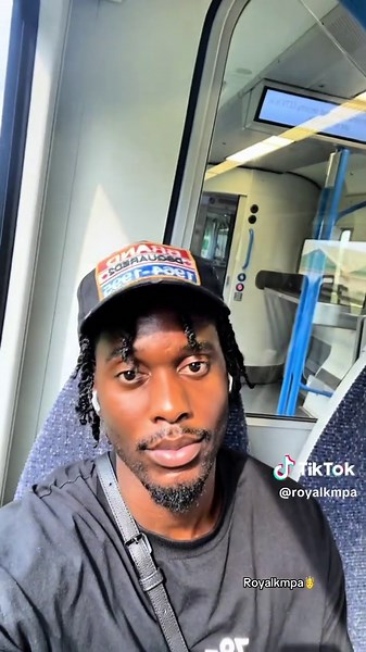 My mom said I am a darkskin king, can I get a big hi from you today? 🙈