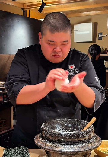おにぎり太郎くんが作る八女や季節の食材を使った贅沢フルコース🐺🍙 【福岡 膳八女や】 お米とお茶が楽しめる12,000円コース 世界のおにぎり太郎くんが提供する丁寧な和食に合わせてお米とおにぎりが楽しめる絶品コース料！ 太郎くんの自ら目利きした、地産地消の食材を使って本当に美味しい料理が楽しめる！ コース料理を十分に頂いた最後は、太郎くんが厳選したお米を自慢の特注土鍋で炊き上げて提供 ごはんのお供に梅干し、カツ、うなぎ、牛しぐれ煮、すき焼きなどその時の具材で楽しませてくれるからいつ行っても新鮮！ お米がほんっっとうに美味しくて、口の中に頬張ると一粒一粒が感じられる 本当に人生で一度は訪れてほしいし、一泊して八女のいいところを回ってみるのおすすめ！ 予約は不定期でストーリーで募集をかけるみたいだから太郎くんとお店のアカウントを要チェック！ ごちそうさまでした🐺 ⁡ 🚃車で行くべし 💺6席 📍福岡県八女市本町42-2 ⏰完全予約制