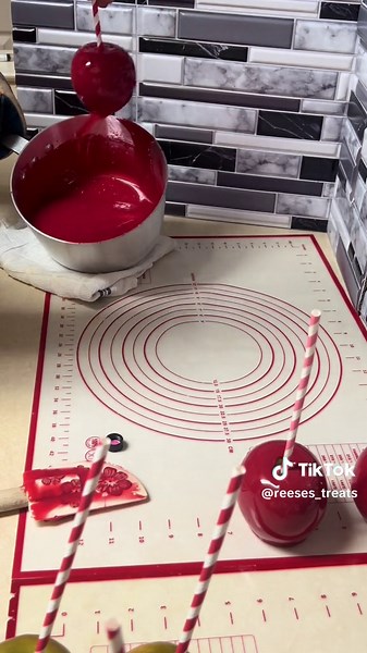 Classic red Candy apples 🍎🍏🍭🍬 for full tutorial follow me on instagram or Pm me 🫶🏽#candyapples #tutorial #Candied #fypage #trending #trend