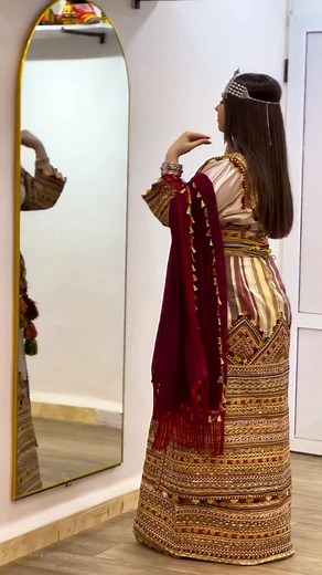 Salut ! Je vous présente la robe kabyle moderne ❣️Tamila ❣️sublimée par des fils dorés et galons rouges : un tissu satiné en blanc cassé , une création faite pour la mariée d’aujourd’hui ❤️ Adresse : Ville de Boghni Whatsapp : 0791702495 Bijoux : @nelia_bijoux1 Portée par : @alice.ee11.05 Soyez les bienvenus 🌹 #robekabyle #kabylie #mariagekabyle #tiziouzou #bejaia #robekabylemoderne #alger #قبايلية | Robe Kabyle Villageoise
