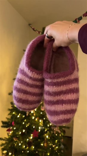 more sailor slipper content because they turned out SO CUTE! the coziest and warmest house slippers. (yes i know my stitches are twisted 🥲) #sailorslippers #knittok #knitting #diy