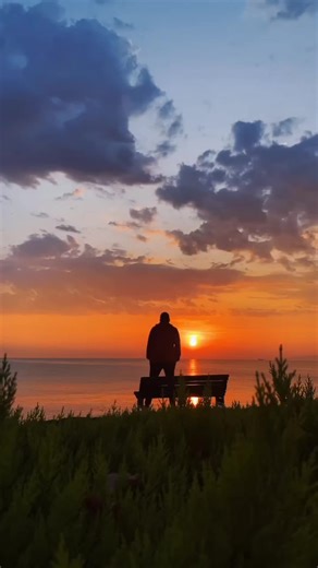 أما هسي…🌅 كل البتمناه إني أستلقي بسلام، من غير أفكار تجي تجرني، ولا جري ما بنتهي… عايز أرتاح، وبس. أحلامي؟ لو جات بدون ما أتعب ليها، خير وبركة… ولو ما جات؟ عادي… تعبت ألهث ورا الحاجات، تعبت ألاحق الدنيا. هسي بس عايز أعيش باقي عمري في هدوء، من غير مطاردة، مبسوط بالحاصل، وراضي بالمقسوم، وما ندمان على الراح من يدي. الحياة طحناني، والتجارب هدتني، وكأنها بتقول لي كل مرة: