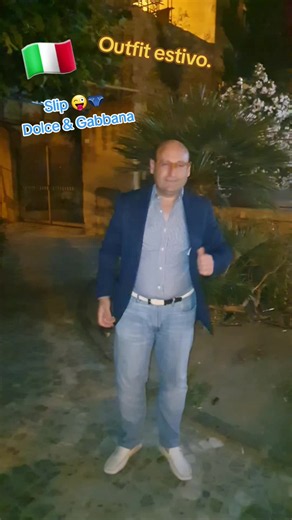 Outfit estivo di alto livello: giacca Valentino e jeans Armani X