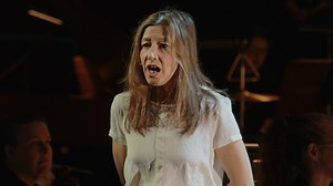 Nur noch 2x spielen wir die Lichtspieloper »Johanna auf dem Scheiterhaufen«! Was da eigentlich genau auf der Bühne passiert? Das seht ihr im Trailer. Infos und Karten 👉 https://bit.ly/TB_JohannaLichtspieloper Die live angefertigten Zeichnungen werden im Anschluss versteigert! Der Erlös geht an die Aktion Lichtblicke e.V. | Theater Bielefeld