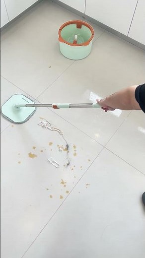 Stop mopping with dirty water! Only clean water keeps floor truly clean#clean #Cleaning #mop