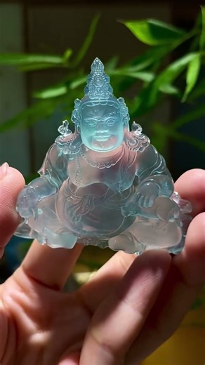 翡翠黄财神，你喜欢吗？#天然翡翠#雕刻#翡翠镶嵌#翡翠珠宝#黄财神