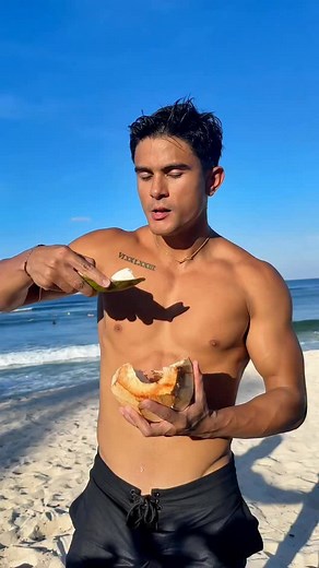 Share save for later 💌 Choosing what you eat when you’re hungry is basic, but it says a lot. Most of the time, we don’t crave the food… we crave filling a void. Before you give in to the quick fix, ask yourself: what am I really hungry for? When you start to see the “why” behind your actions, you stop chasing comfort and start building discipline. And every time that emptiness shows up, you’ve got a chance to replace it with a better habit. That’s how you move closer to your best self. And for 