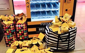 Man spends RM1,300 playing vending machine game at KLIA2 only to win hairdryer | Coconuts