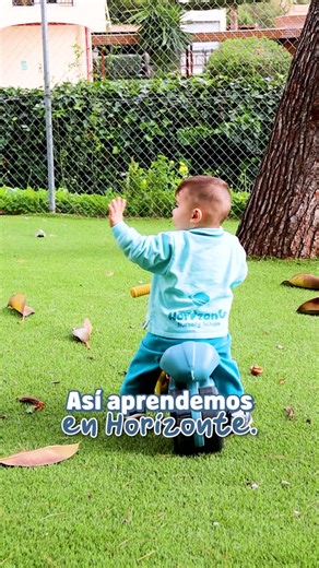Horizonte Nursery School | Escuela Infantil on Instagram: "Muchas veces nos preguntan si aquí solo jugamos 🌿 Y la respuesta es sí. Jugamos mucho. Pero jugamos con intención. Porque a través del juego desarrollan el lenguaje, la autonomía, la creatividad y la confianza en sí mismos. 🧩✨ Cada material tiene un propósito. Cada propuesta tiene un sentido. Aquí no hay prisas. Hay acompañamiento. Hay mirada atenta. Hay respeto por el ritmo de cada peque. 💛 Es una forma real y consciente de educar. —