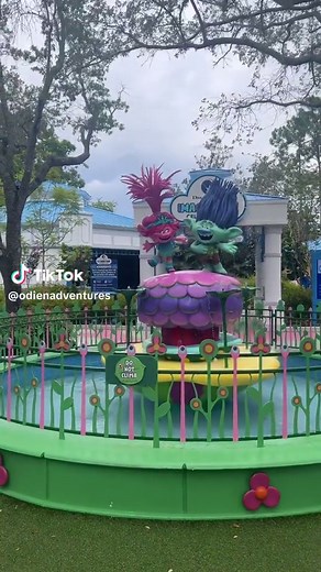 Will we ever be over Barney leaving @Universal Destinations ? No 🤣 #universalorlando #uoap #barneythedinosaur #universalstudiosorlando #momlife