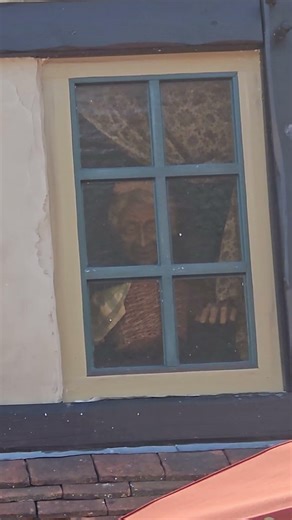 Heb jij deze mevrouw gevonden op het Anton Pieck Plein? Ze houdt alles goed in de gaten.