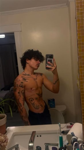 Grayson | Online LGBTQ Fitness Coach on Instagram: "Confidence looks good on trans people 🤞 I help the LGBTQ+ community build bodies we not only feel comfortable with but CONFIDENT in w/ fitness coaching! Check out my bio for more! @masculinitymade I also have a gender affirming gym-wear brand @bxb.athletics 🧱⛓️‍💥🖤 #trans #masculinitymade #builtnotborn"