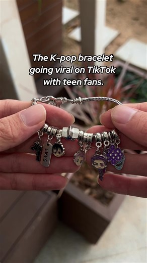 This stylish and cute Kpop bracelet fits kids’ wrists perfectly, with an adjustable design for more comfortable wearing, and it’s also a must-have for teenagers who love Kpop culture.#KPopInspired #diygifts #CharmBracelet #AnimeJewelry #CuteAccessories