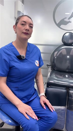 🔎 ¿Pedicure estético o clínico? La diferencia importa. A simple vista pueden parecer lo mismo… Pero cuando enfrentas una uña encarnada, una infección o dolor al caminar, la salud sí importa. 💅 El estético corta, lima y pinta. 🩺 El clínico evalúa, diagnostica y trata. ⚠️ En el estético no se realiza historia clínica. ✅ En el clínico, sí. Porque cada pie tiene antecedentes… y tu salud nos importa. 🛑 En el estético pueden reutilizar herramientas. 🧼 En PieSalud, todo está esterilizado bajo prot