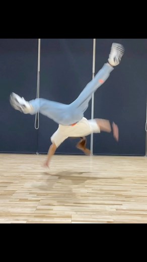 Nao Uochi / 魚地 菜緒 on Instagram: ". ぷーん！！！😉💨 . . . #bboy #bgirl #breakdance #2000 #acrobatic #kose #kose8rocks #underarmour #powermoves #breaking #powermoves #airflare #dleague #アンダーアーマー #ブレイクダンス"