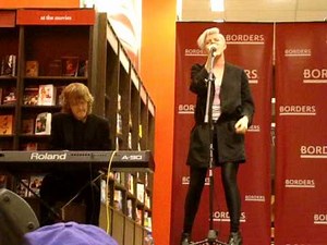 Robyn "Be Mine" Acoustic performance at Borders Hollywood on Feb 9, 2009