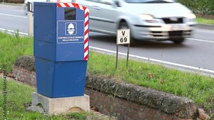 speed trap in blue box with Italian sentence on it meaning Electronic speed control