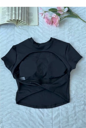 This backless twist crop top that snatches your waist and shows off your back! ✨#gymoutfit #gymtok #backlesstop #tiktokshopjumpstartsale #croptop