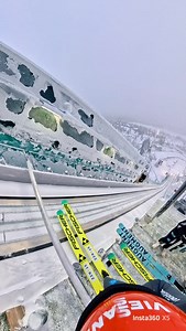 1.7M views · 18K reactions | „Ich nehm euch mit auf die Schanze“ Episode 24 Die neue Saison beginnt morgen in Ruka  auf der HS 142m 朗 und auf genau die nehme ich euch heute mit. So könnt ihr vielleicht am Wochenende noch besser mitfiebern. Ich freu mich drauf 拾 Schanzenrekord: 153,5m Mein Sprung: ca. 133m #skijumping #winter #pov #insta360x5 | Johannes Rydzek | Facebook