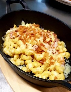 La Padella dell'Oste ad un anno dal suo debutto nel nostro menu' continua a far impazzire tutti.Per chi già la conosce o x chi non l'ha ancora assaggiata festeggiamo con uno speciale MENU' X 2 PERSONE € 45,00 "HAPPY BIRTHDAY PADELLA" Padella dell'Oste x 2 Persone + Spezle X 2 persone con formaggio alpino fuso e cipolle croccanti+2 Birre chiare da 1/2 litro (tutti i giorni escluso il sabato) Prenotaz.339 8576881 | Bayerischer hof | Facebook