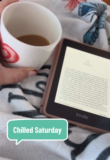 Today is so cold, wrapped in a blanket, reading and drinking tea. #booktok #kindle #selfcaretiktok #bookworm #tea