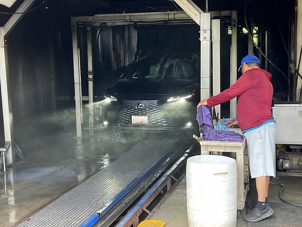 DMV residents flock to car washes to remove pollen dust