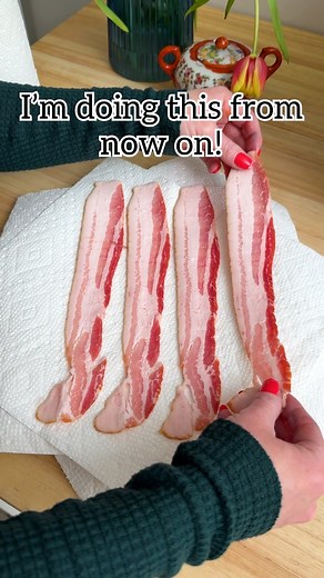 🥓 How to make bacon in the microwave! Use a microwave safe plate, layer paper towels, and place bacon in single layer without overlapping! #bacon #microwave #breakfastideas #kitchentips | Jeff & Lauren