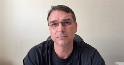 Flávio Bolsonaro mantém convocação de vigília e ataca Moraes: 'Se meu pai morrer, a culpa é sua'