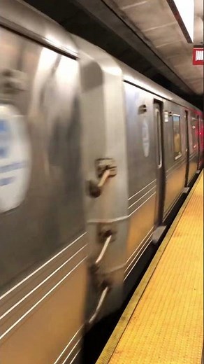 R46 Q train arriving at Lexington Avenue-63 Street