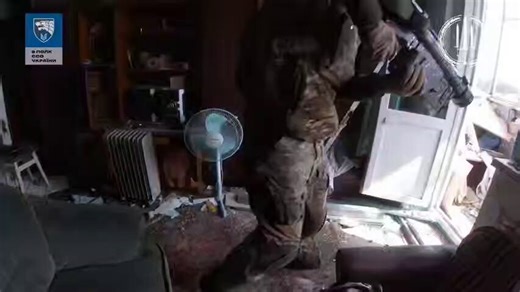 Κοιτάξτε σπαθί που κουβαλάει αλεξιπτωτιστής του 8ου Σγτος Ειδικών Επιχειρήσεων, για τις μάχες σώμα με σώμα