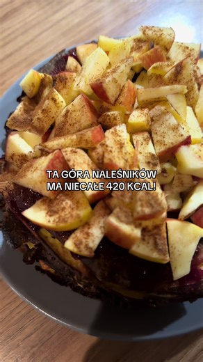 Łapcie przepis! - 150 g skyra naturalnego Pilos - 2 małe jajka - 40 g budyniu waniliowego - łyżeczka proszku do pieczenia - kilka łyżeczek erytrytolu Wszystko ze sobą wymieszać! Naleśniki smażyć na grubej patelni na średnim ogniu, inaczej będą wam się rozpadać. Z przepisu powinno wyjść 6 naleśników ;) Dodatki do naleśników: - 60g dżemu Łowicz 6kcal - pokrojone w kostkę jabłko - trochę cynamonu Kalorie: 417 kcal B-32 W-64 T-10 Dajcie znać w komentarzu jak wam wyszły 😋 (wybaczcie za przerwę, ale 