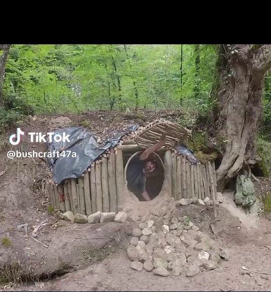 Building a Survival Bushcraft Shelter