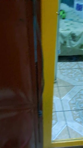 Niño tranqui en casa con pichingos: momento tierno