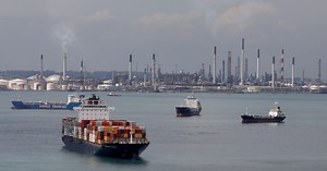 Shell tutup unit pemprosesan minyak di Pulau Bukom, Singapura siasat kebocoran | Berita Harian