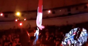 The acrobat falls to the ground from a height of 5 meters, miraculously escapes (Video,  18)