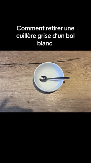 Comment retirer une cuillère grise d’un bol blanc