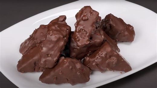 Quick and Irresistible Chocolate Treat with Cookies and Nuts