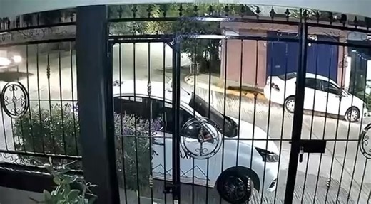 🔴 Como andarían. Conductor de camioneta impacta a carro y se da a la fuga, esto ocurrió en la calle Pastores en el Fracc. Municipio Libre. Ayúdanos a dar con el para que se hagan responsables de los daños. | Código Rojo Noticias