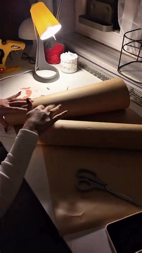 Yağmur Zeren on Instagram: "Harika bir dönüşüm oldu bu kadar uygun fiyatlı bir üründen böyle şık görünümlü bir şey çıkmasına inanın sonuç olarak ben bile beklemiyordum dediğim gibi en başta boyamayı düşündüm ama sonra böyle kristal görünümlü olması çok hoşuma gitti sanki üzerine kar yağmış bir çam ağacı kendisi peri üzerinde çok kibar durdu ufak süslemelerle inanılmaz güzel bir yılbaşı dekoru oldu , bunun küçüklerini yapıp ışıklandırarak yılbaşı sofralarınızda bile dekor yapabilirsiniz bence si