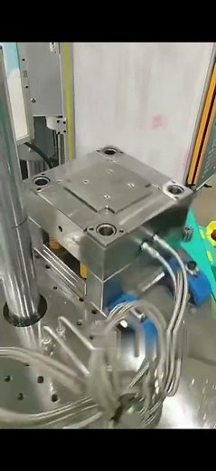 Vertical injection molding machine