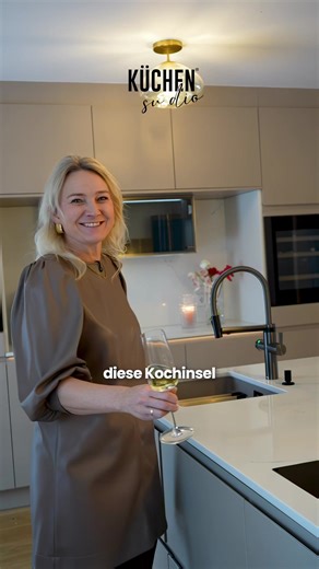 Regina über ihre Küche 💬 Was gefällt ihr eigentlich am meisten an ihrer neuen Küche? Regina verrät, welche Details für sie den Unterschied machen und warum sie sich jeden Tag aufs Neue darüber freut. ✨ #kücheninspiration #traumküche #küchenliebe #interiordesign #küchendesign