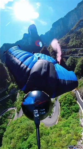 First-Person View Of "Piercing Through The Target" In Tianmen Mountain Wingsuit Flying!