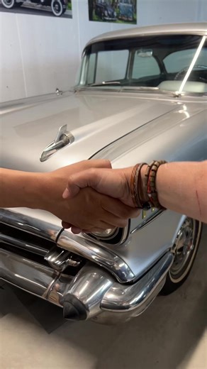 es un placer recibir a la gente que viene a ver nuestros autos a la Bóveda de los Clasicos y aunque muchos de ellos no conocen lo suficiente, nos gusta darles una buena recomendación de inversión Recuerda que en Karmann Ghia, México más de 100 autos clásicos en venta, así que de seguro tenemos el auto de tus sueños, ven a visitar nuestra tienda la Bóveda de los clásicos ubicada en la plaza Portal Centenario sótano tres en la Ciudad de México. Horarios de atención de 10 30 A.M. a 7:00 P.M. de lun